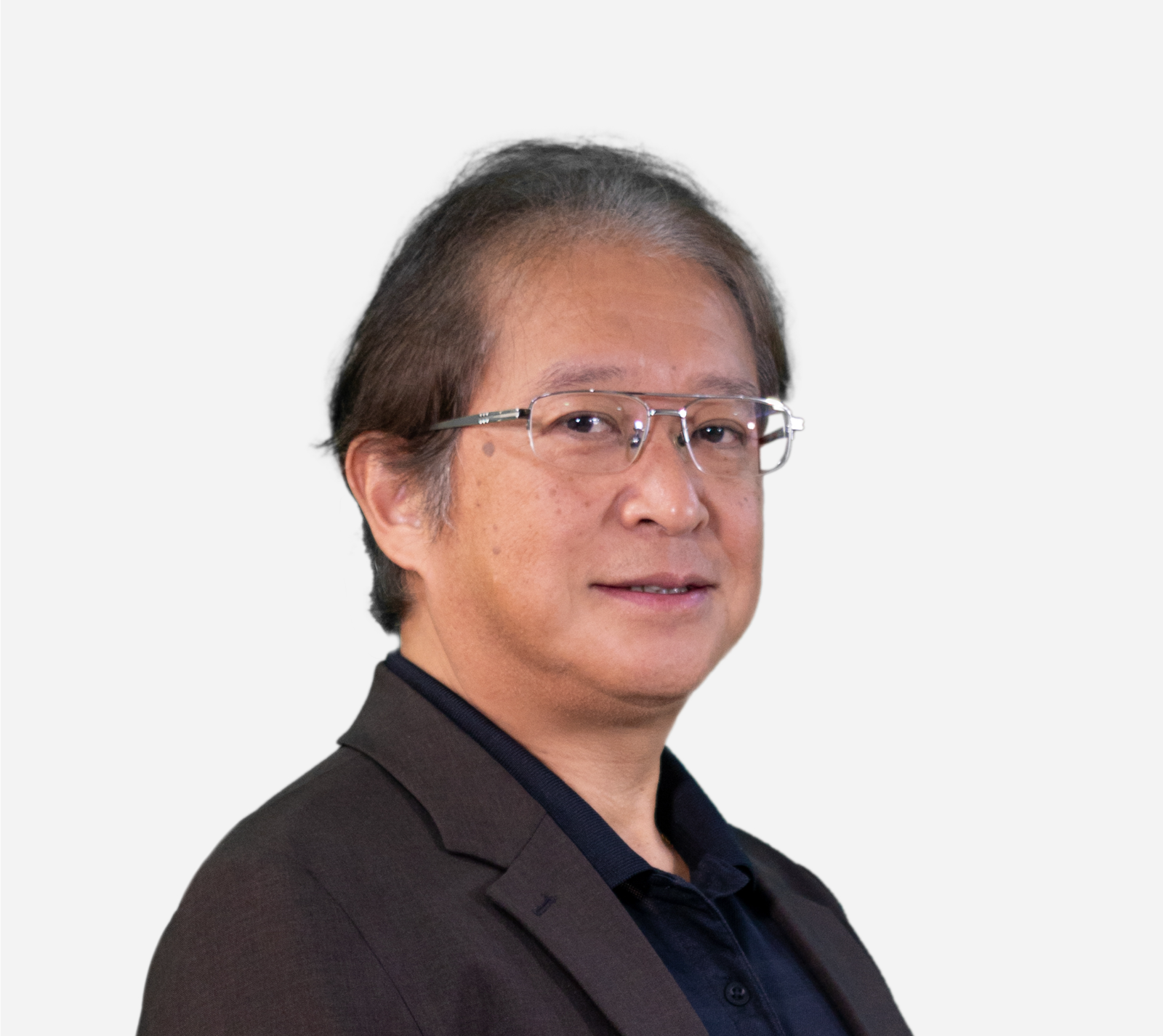 Yuji Hamamoto, President and CEO, Inspiro, Philippines, Offshore BPO Confidence Index 2023: Man with glasses and shoulder-length hair in a dark jacket against a light gray background