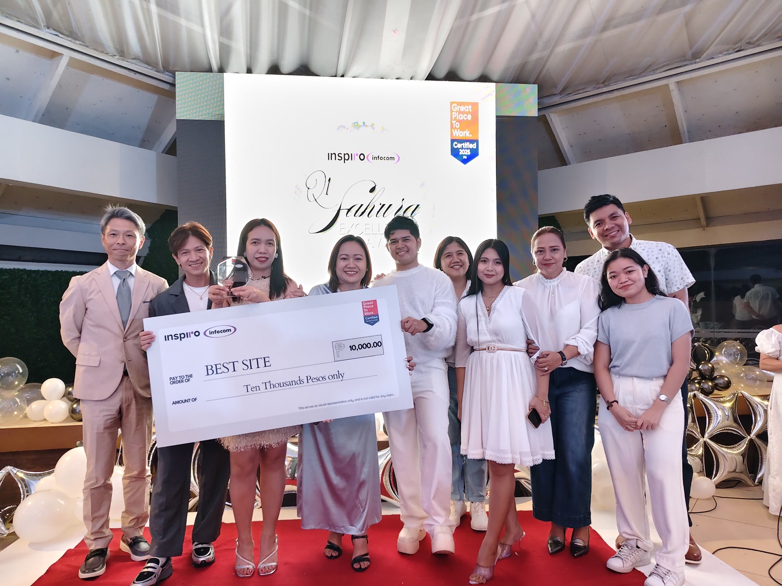 Altius Inspiro team in Philippines, Offshore CX Confidence Index 2025: Nine people posing with an oversized check on a red carpet at an indoor awards event